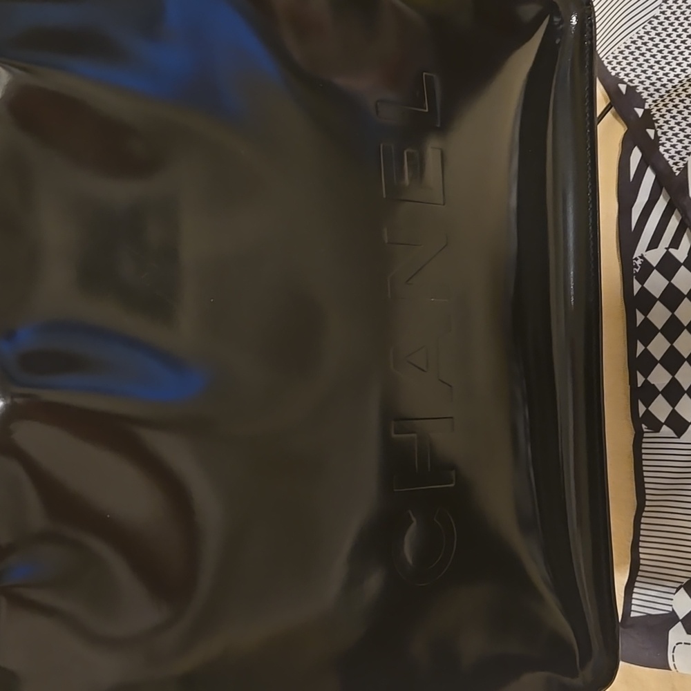 CHANEL PATENT LEATHER TOTE - Picture 6 of 17